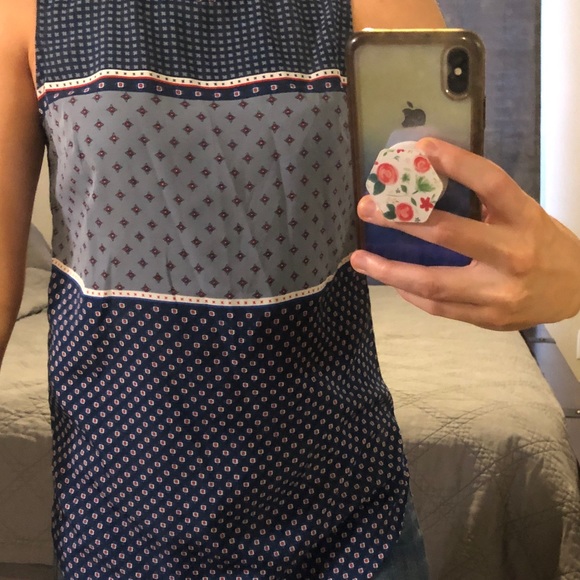 Short sleeve scoop blouse. - Picture 4 of 4